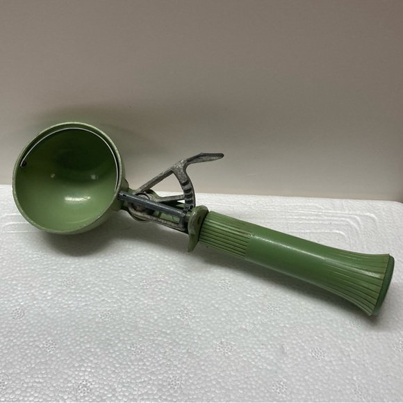 Vintage green plastic ice cream scoop - Picture 4 of 6